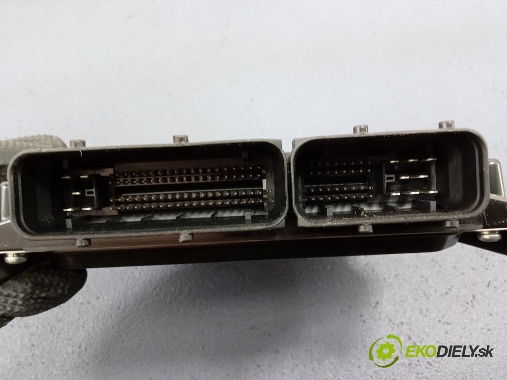 Mazda 5 2005 riadiaca jednotka Motor: 275800-6457