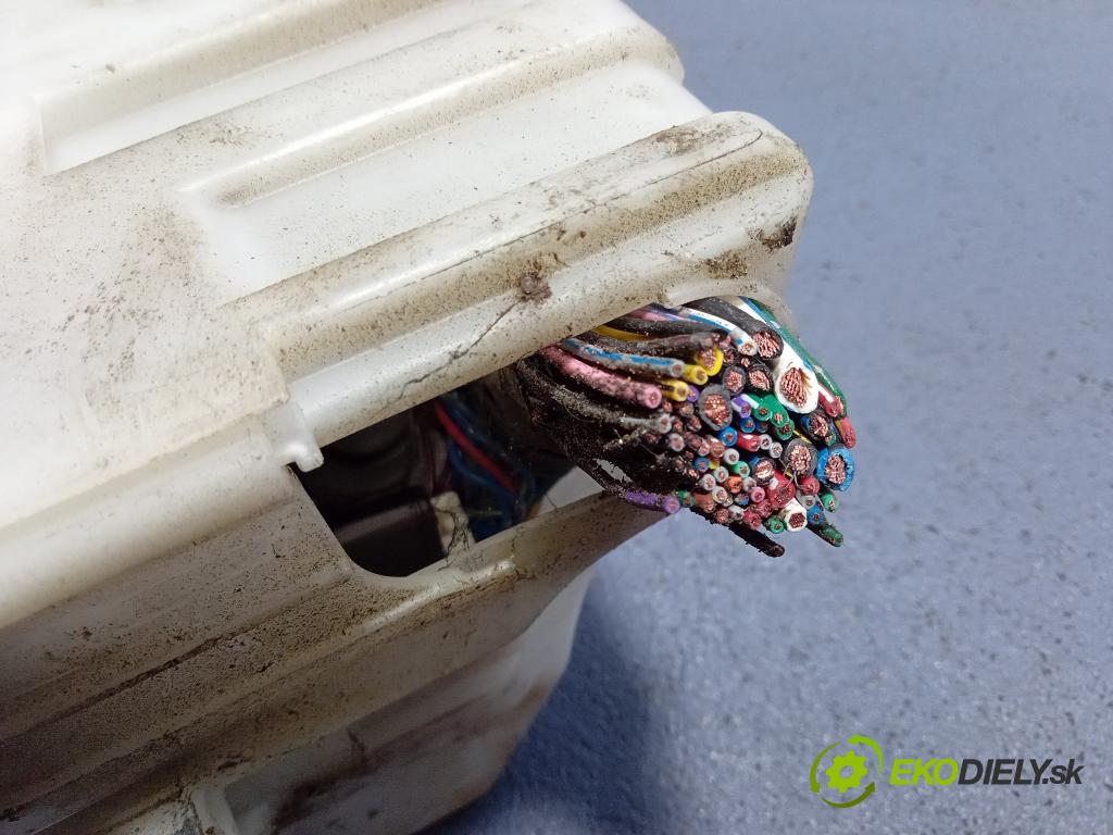 Mazda 5 2006 skříňka Pojistky 01