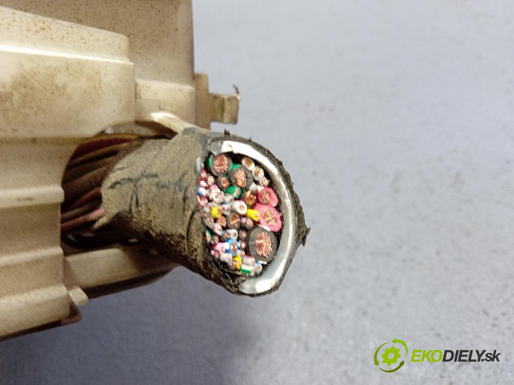 Mazda 5 2006 skříňka Pojistky 01