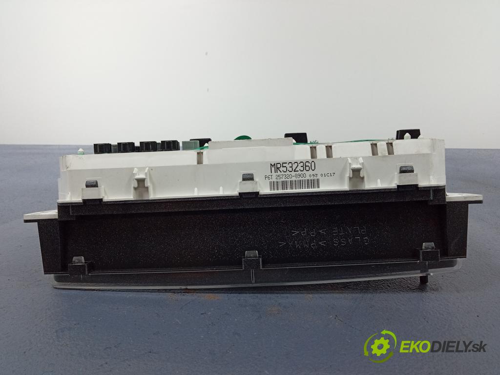 Mitsubishi Pajero 2001 prístrojovka/ budíky MR532360