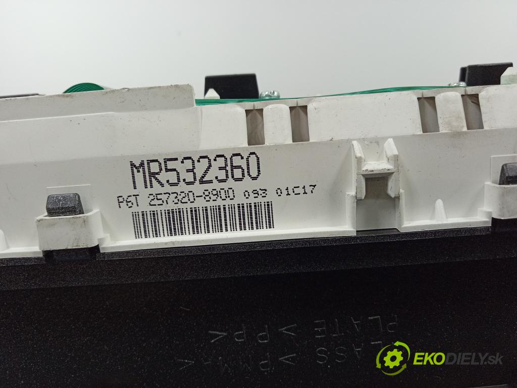 Mitsubishi Pajero 2001 prístrojovka/ budíky MR532360