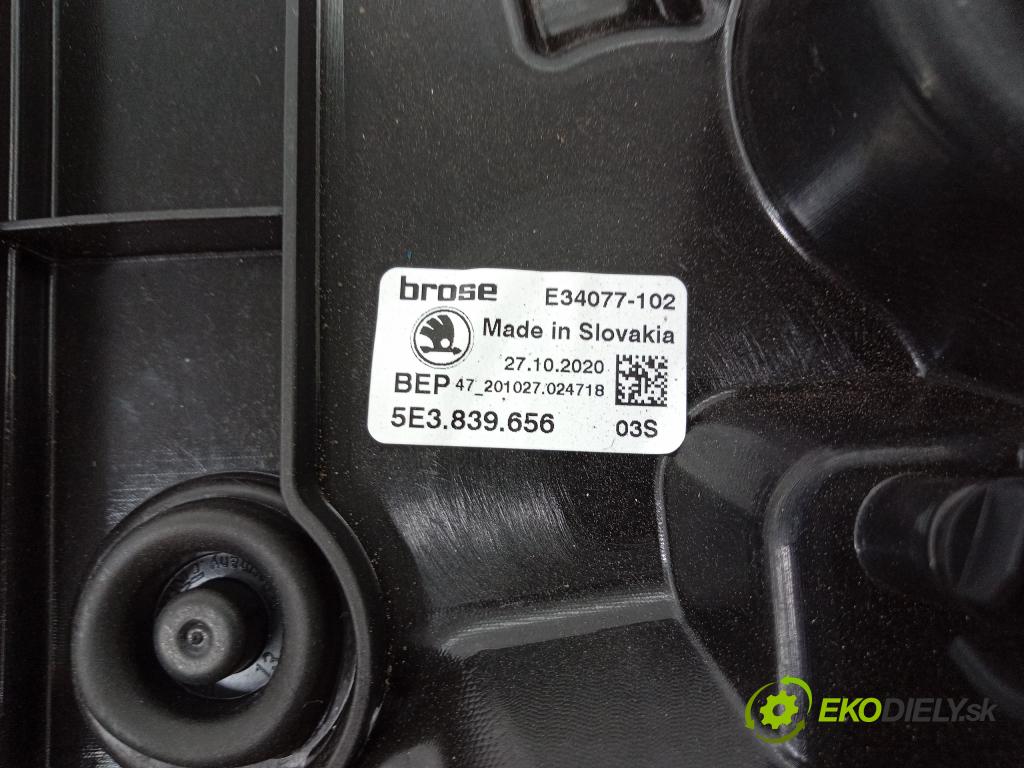 Skoda Octavia 2020 mechanismus stahování Sklenka: Zad: v pravo: 5E3839656