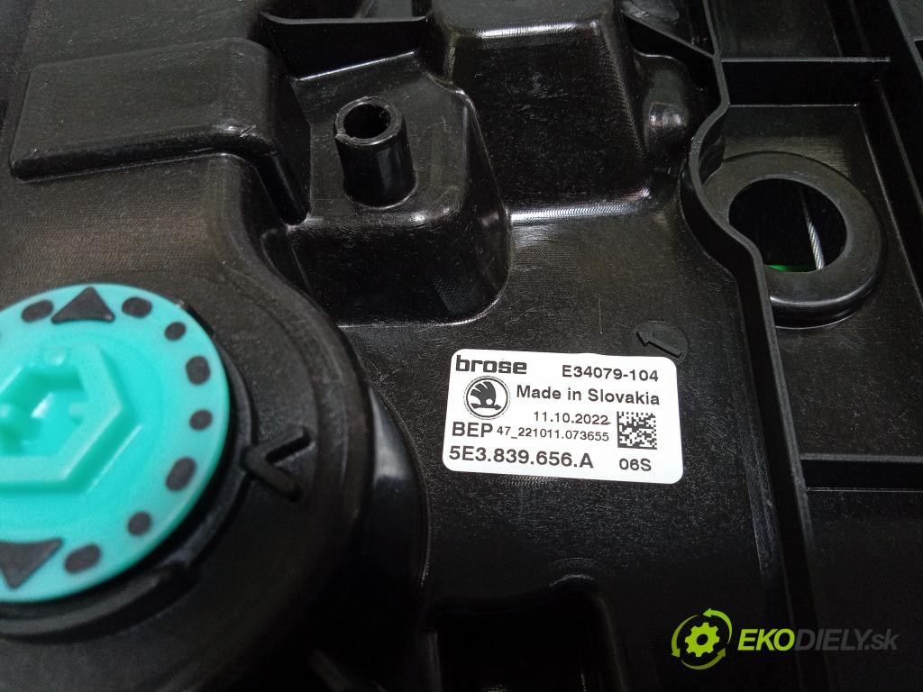 Skoda Octavia 2022 mechanismus stahování Sklenka: Zad: v pravo: 5E3839656A