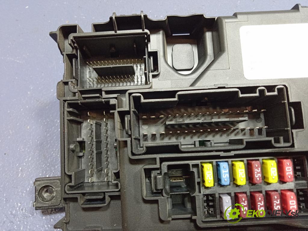 Opel Corsa 2010 skříňka Pojistky 13320627