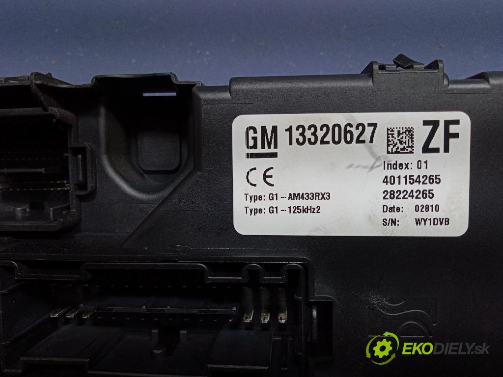 Opel Corsa 2010 skříňka Pojistky 13320627