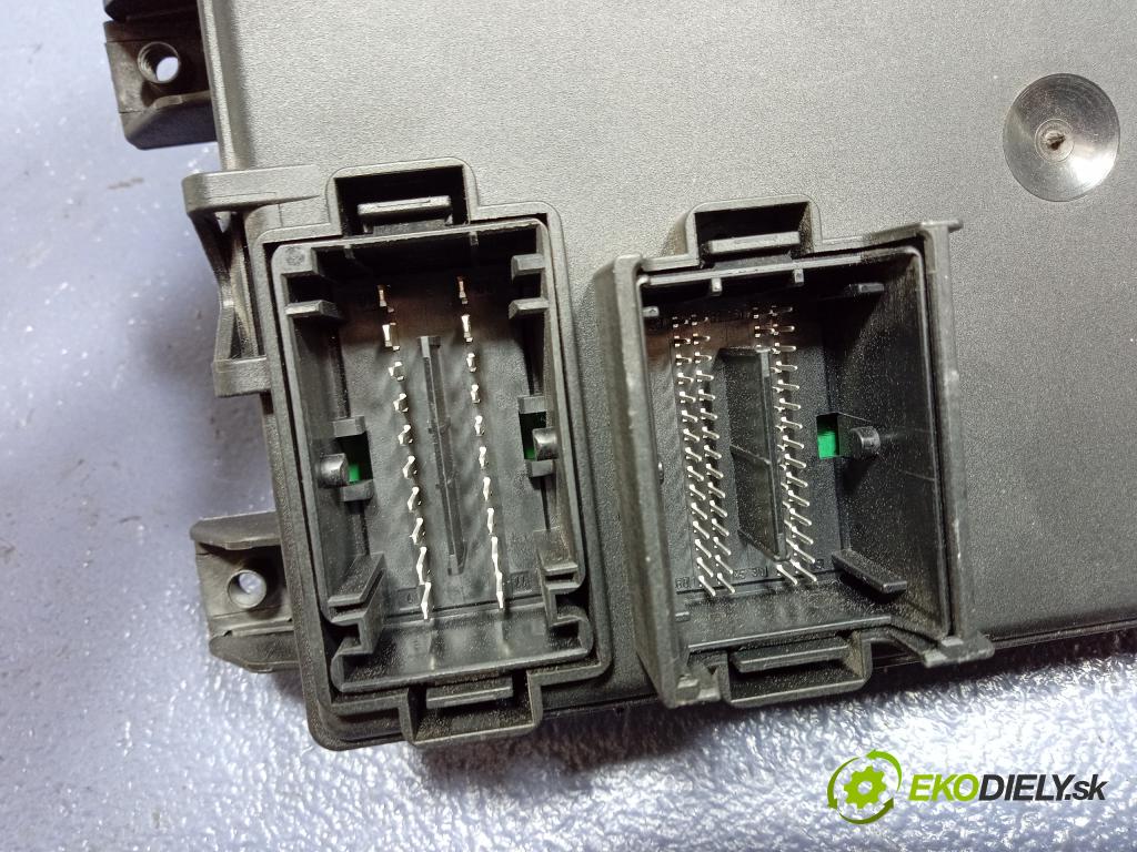 Opel Corsa 2010 skříňka Pojistky 13320627