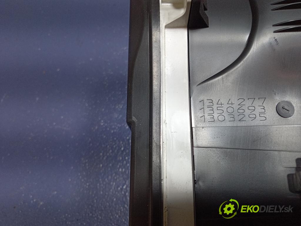 Opel Corsa 2010 skříňka Pojistky 13320627