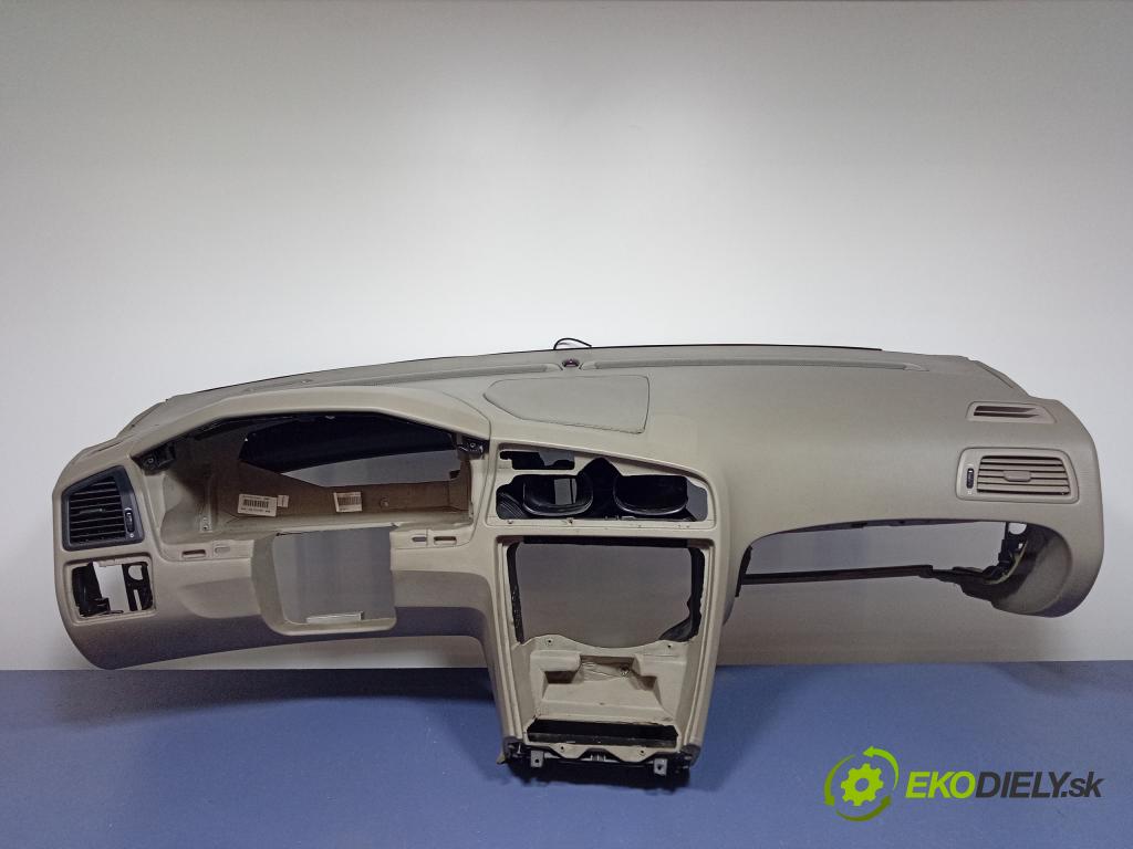 Volvo S60 2004 kokpit,pristrojová doska 01