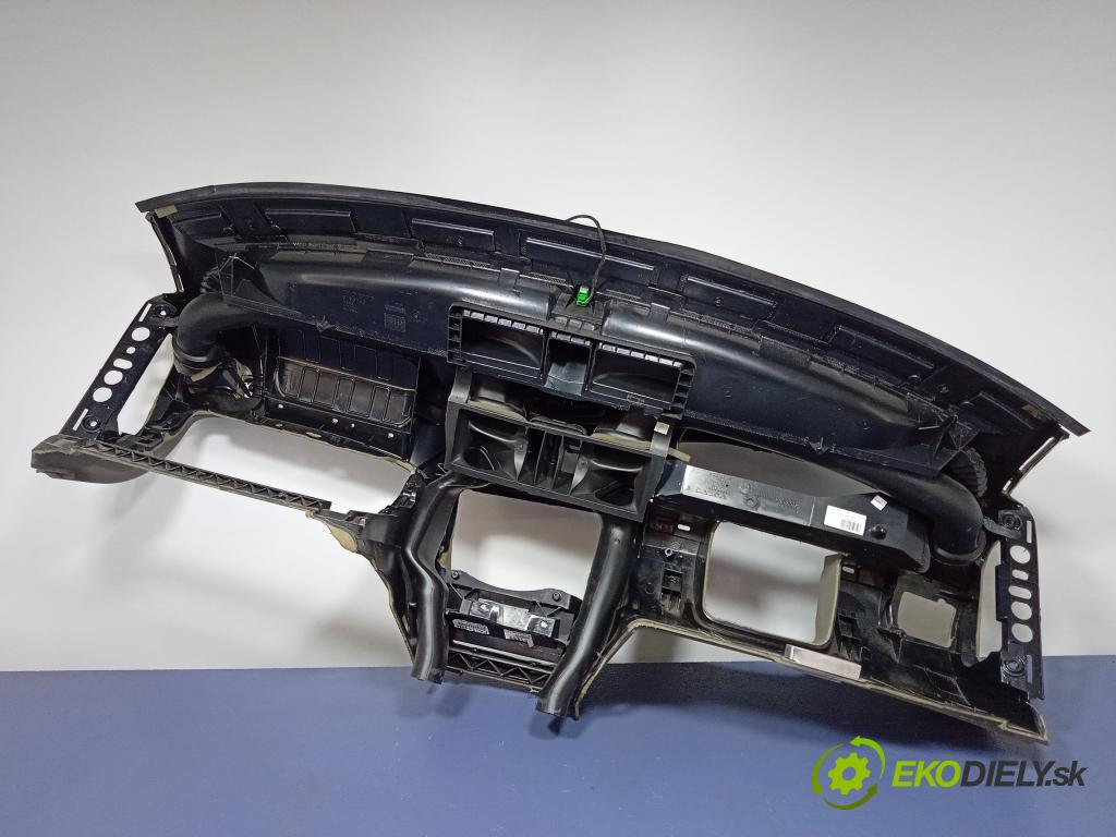Volvo S60 2004 kokpit,pristrojová doska 01
