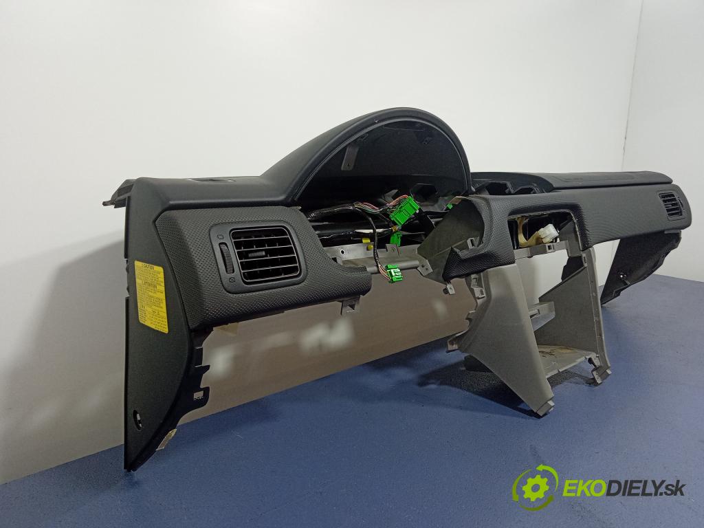 Subaru Forester 2007 kokpit,pristrojová doska 98221SA140