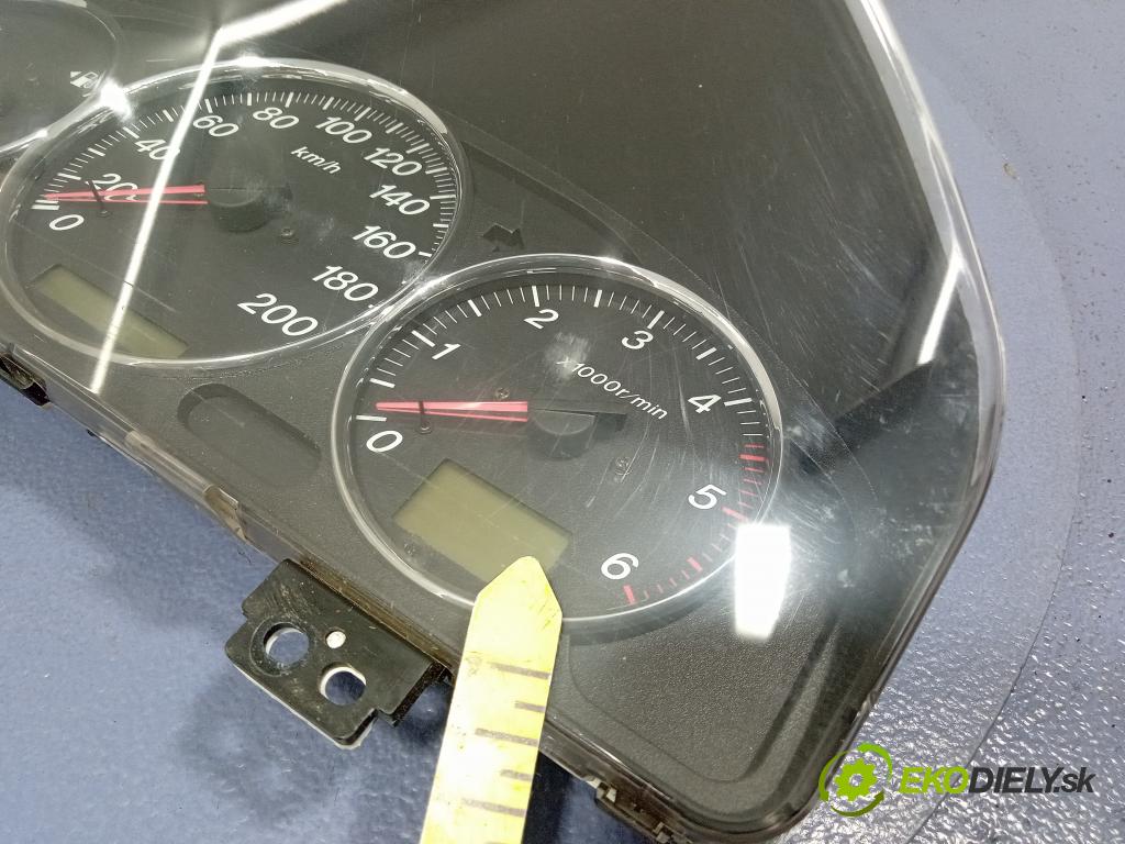 Mazda Mpv 2004 prístrojovka/ budíky LE5955430