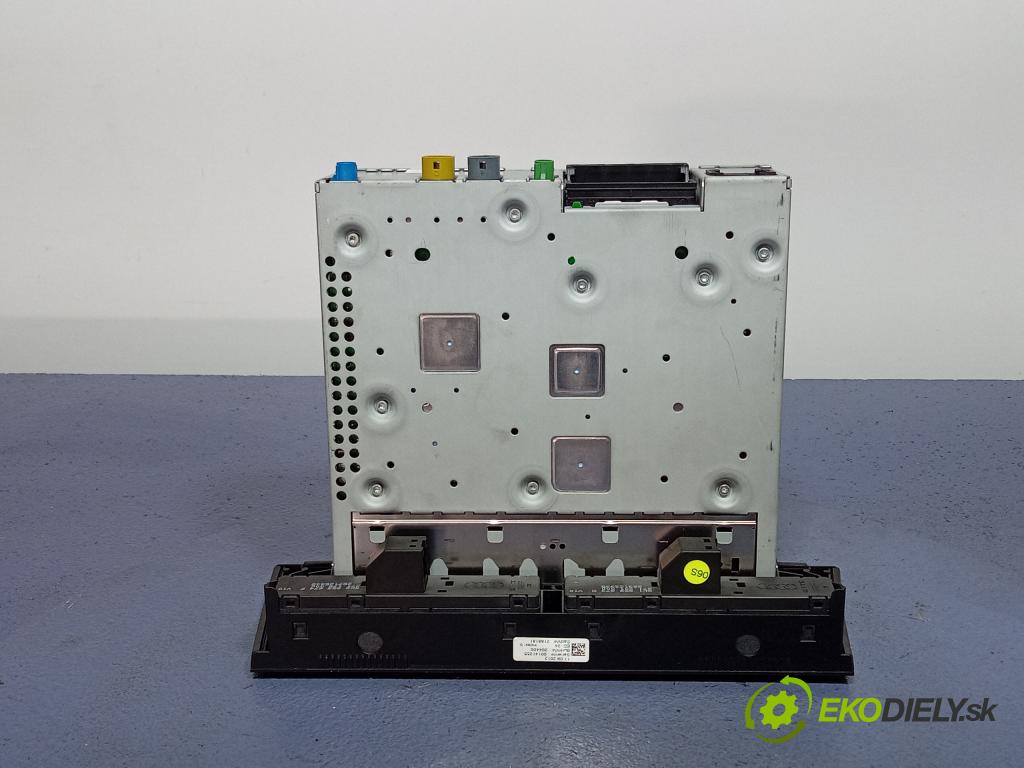 Audi A4 2013 Radio I Navigácia: 8R1035664B