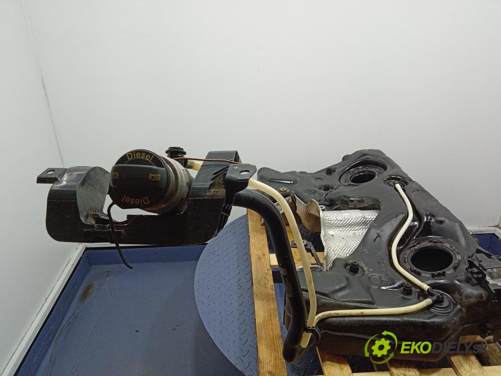 Skoda Superb 2015 Nádrž: Paliva: 3Q0201055E