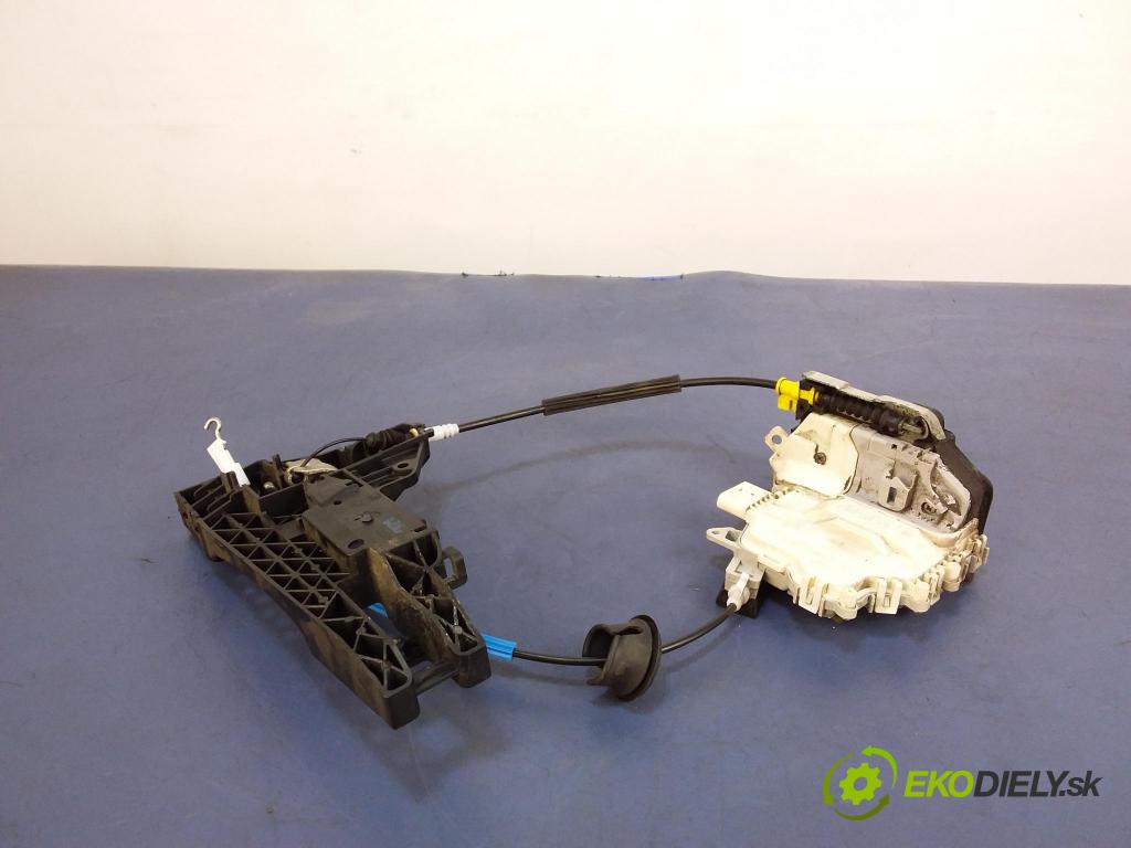 Audi A4 2012 zámek dveře před v pravo: 8J1837016D