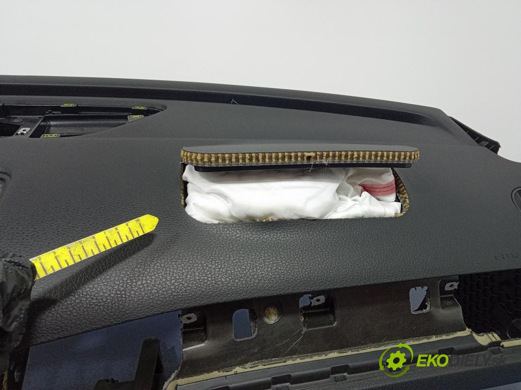 Vw Touareg 2016 kokpit,pristrojová doska 7P1857181