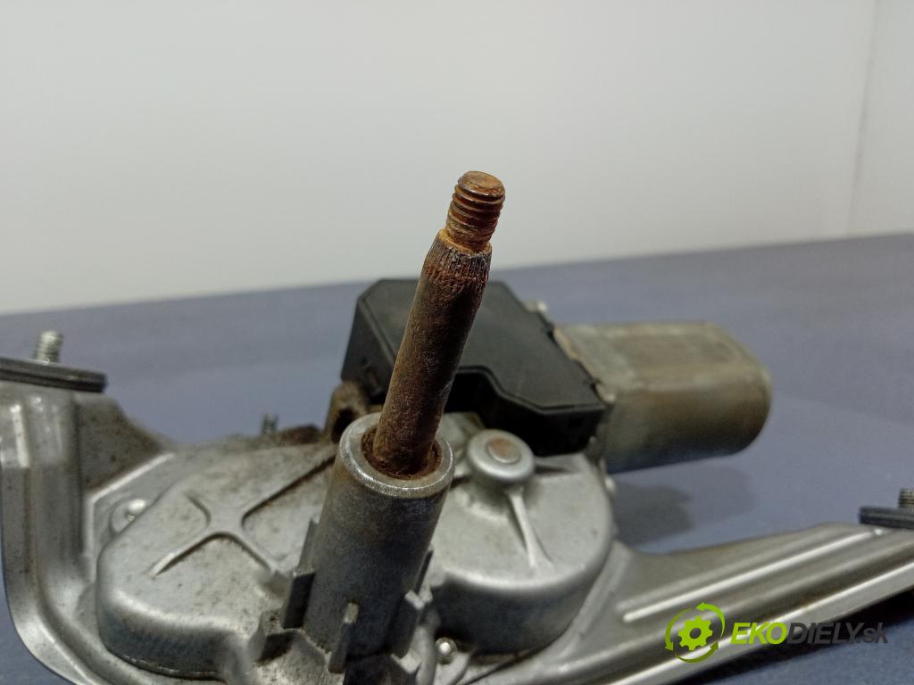 Toyota Avensis 2006 motor: Stierače: zad 85130-05100