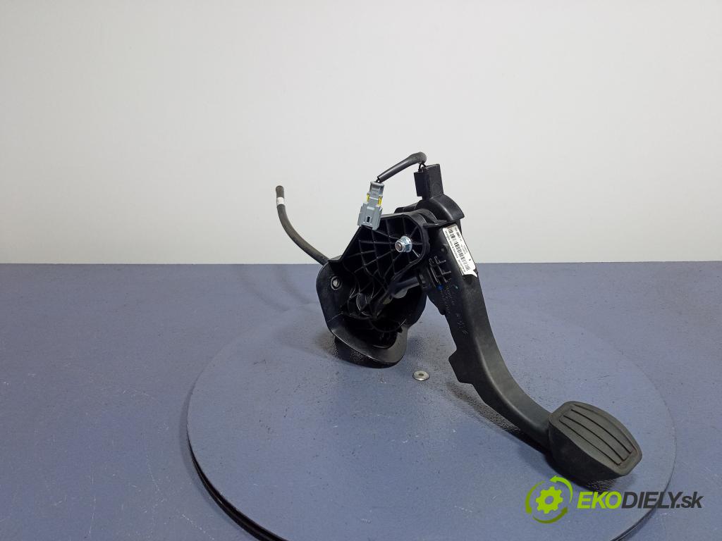 Peugeot Rifter 2018 pedále 98208861800