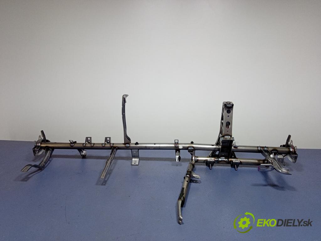 Suzuki Swift 2020 kokpit,pristrojová doska 01
