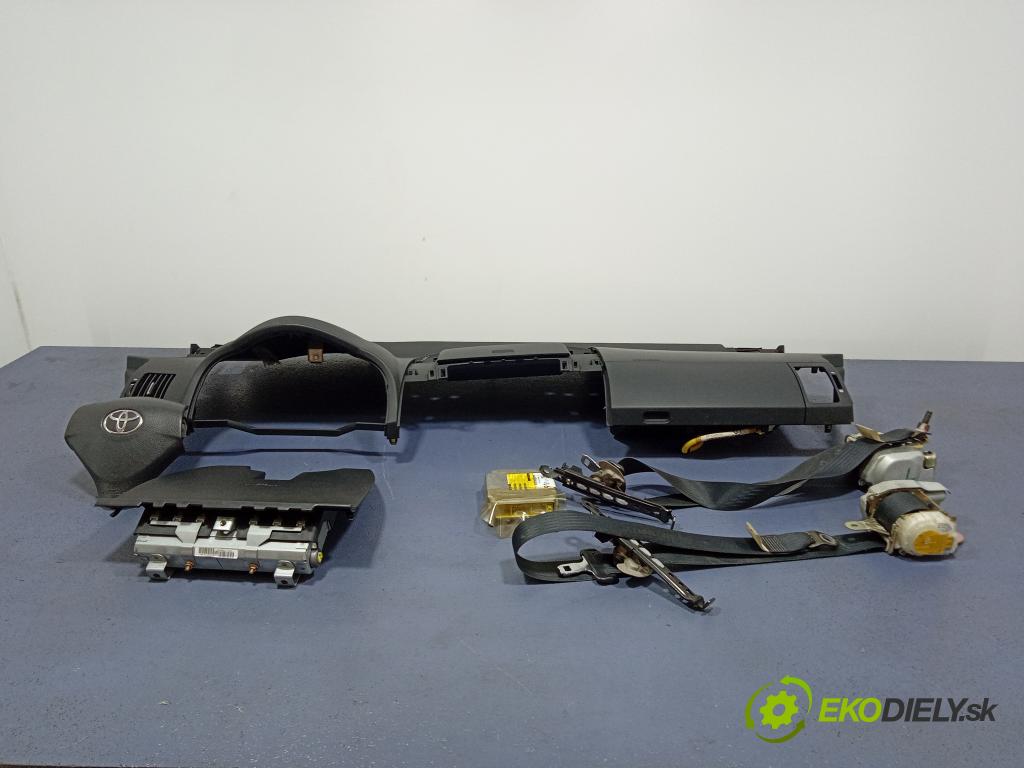 Toyota Corolla verso 2004 kokpit,pristrojová doska 55302-0F010