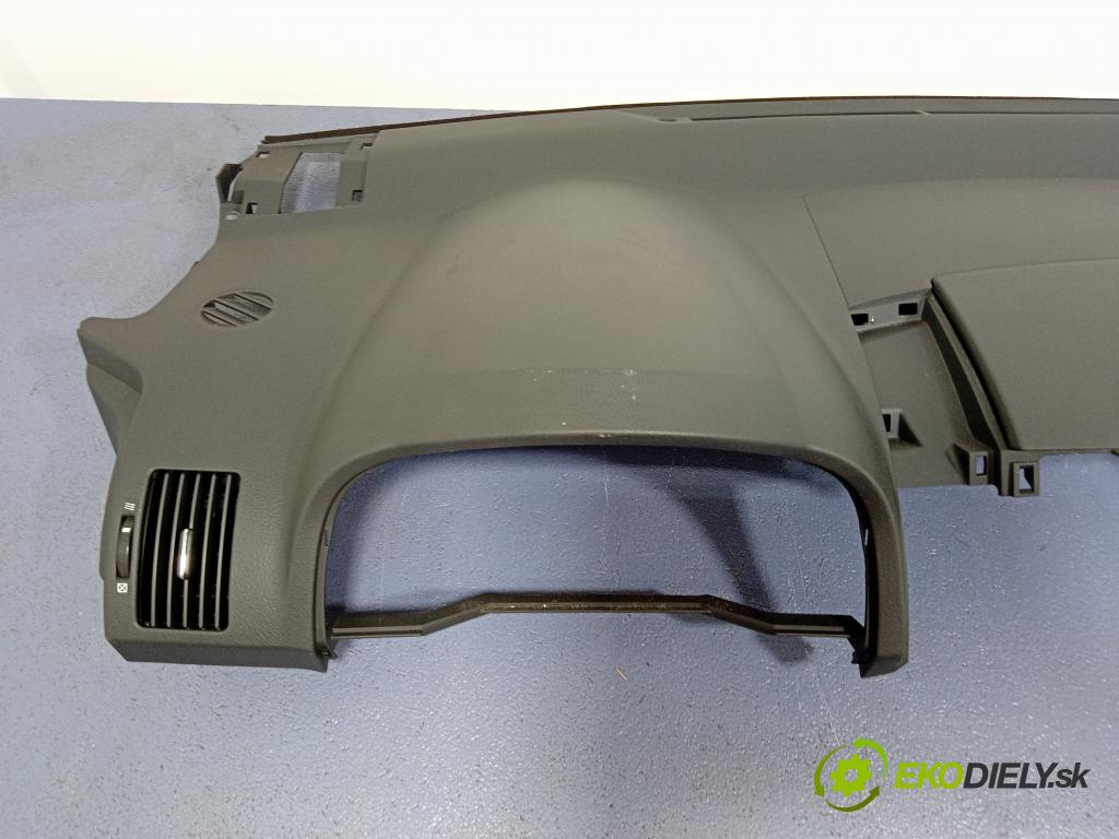 Toyota Corolla verso 2004 kokpit,pristrojová doska 55302-0F010