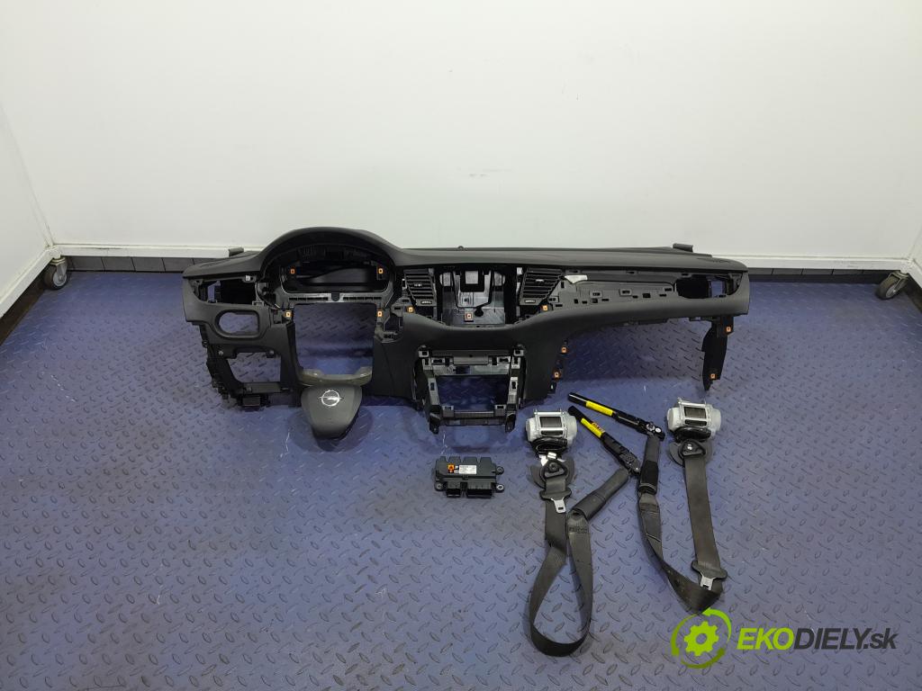 Opel Astra 2015 kokpit,pristrojová doska 01