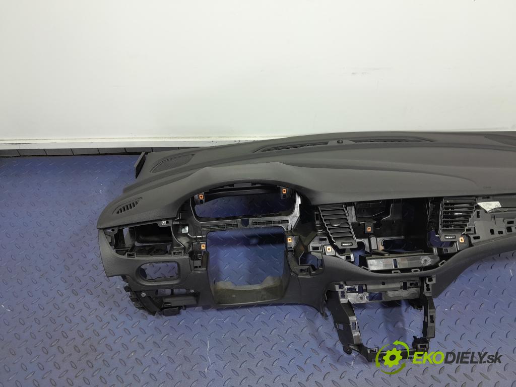 Opel Astra 2015 kokpit,pristrojová doska 01