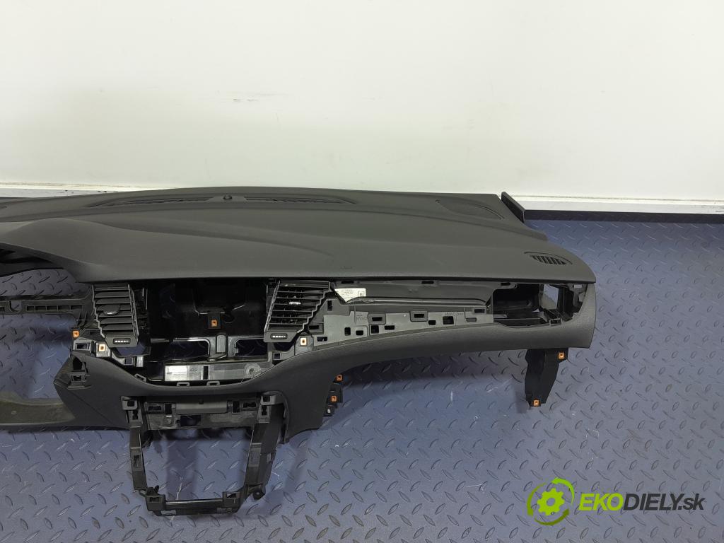 Opel Astra 2015 kokpit,pristrojová doska 01