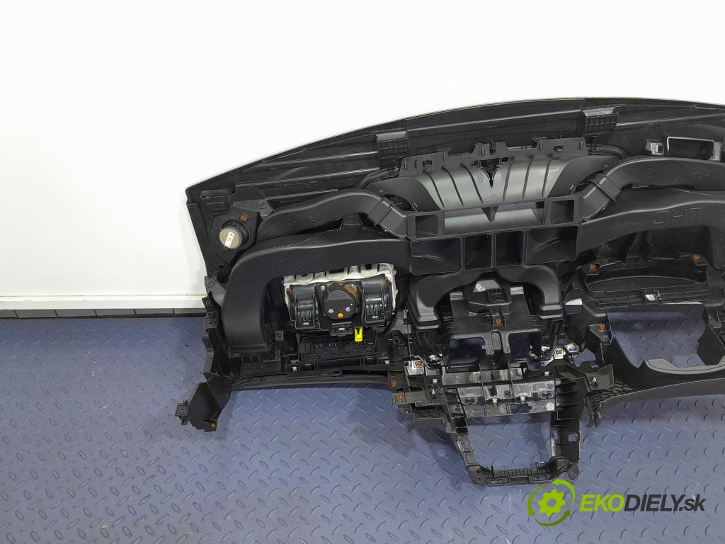 Opel Astra 2015 kokpit,pristrojová doska 01
