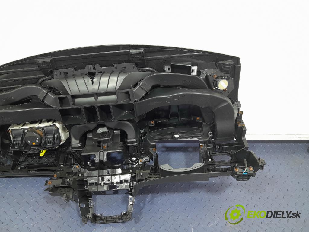 Opel Astra 2015 kokpit,pristrojová doska 01
