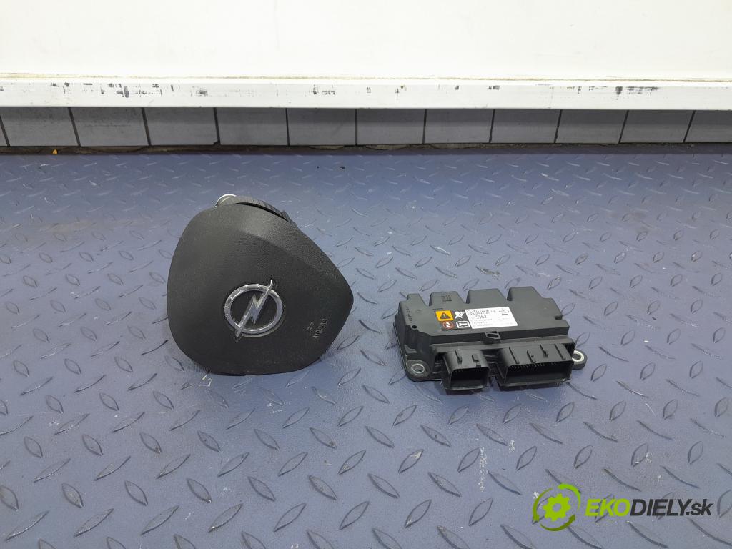 Opel Astra 2015 kokpit,pristrojová doska 01