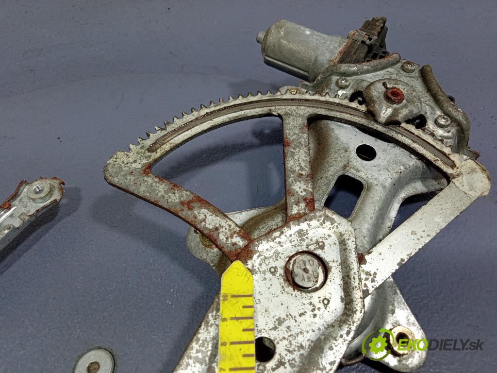 Toyota Sienna 2004 mechanismus stahování Sklenka: před v pravo: 85710-AE010