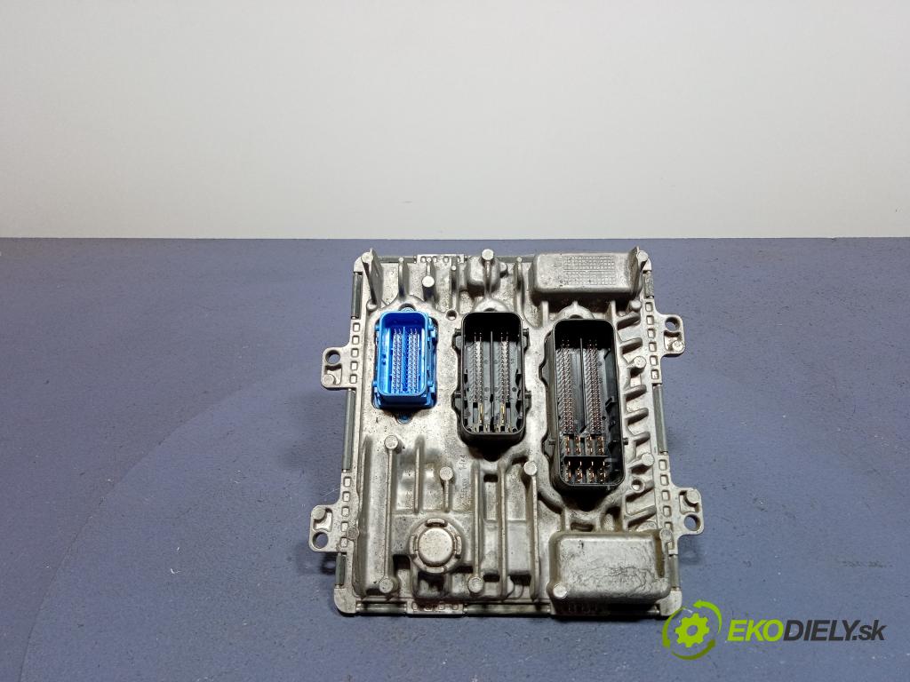 Opel Insignia 2015 riadiaca jednotka Motor: 55491736