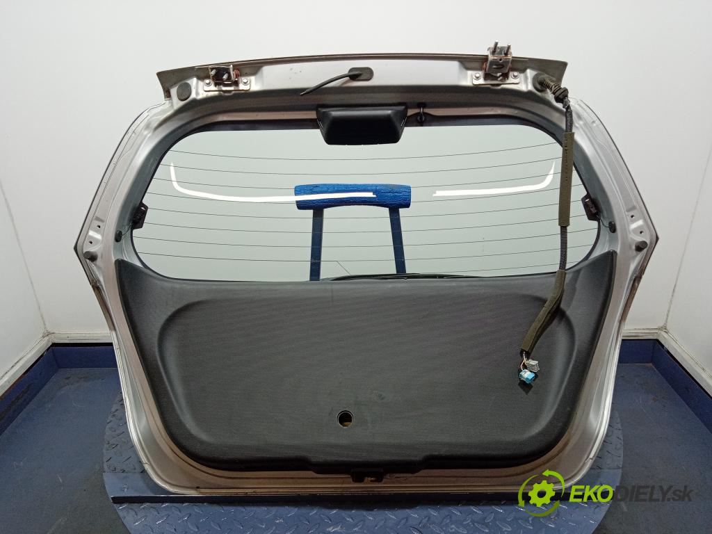 Honda Jazz 2002 zadní dveře kufra: kufr 01