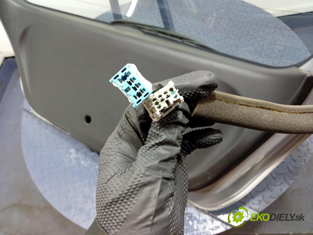 Honda Jazz 2002 zadní dveře kufra: kufr 01