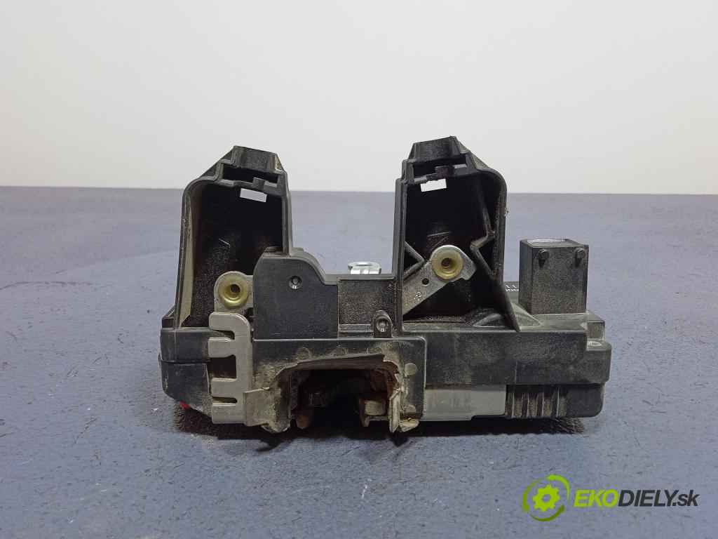 Nissan Primastar 2003 zámek dveře Zad: v pravo: 8200004410