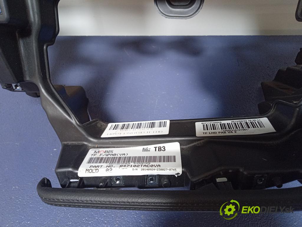 Kia Optima 2014 kokpit,pristrojová doska 01