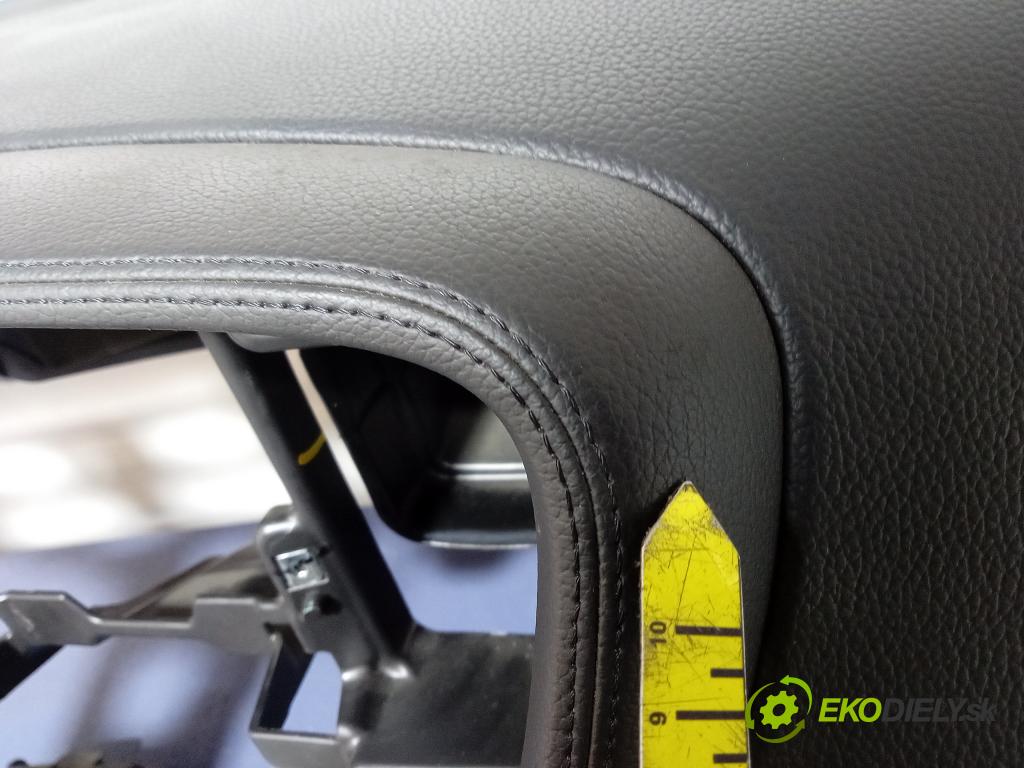 Kia Optima 2014 kokpit,pristrojová doska 01