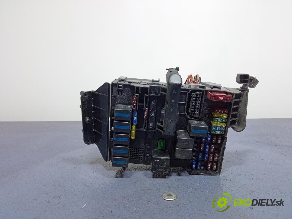Smart Fortwo 1999 skříňka Pojistky 0001683V001