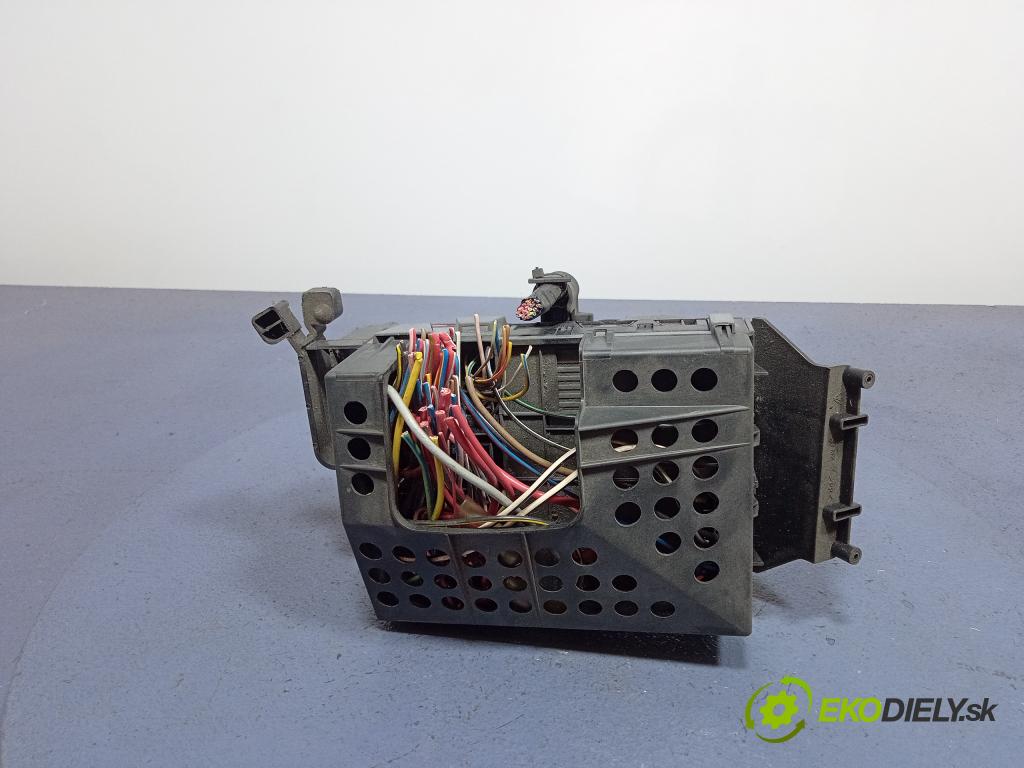 Smart Fortwo 1999 skříňka Pojistky 0001683V001
