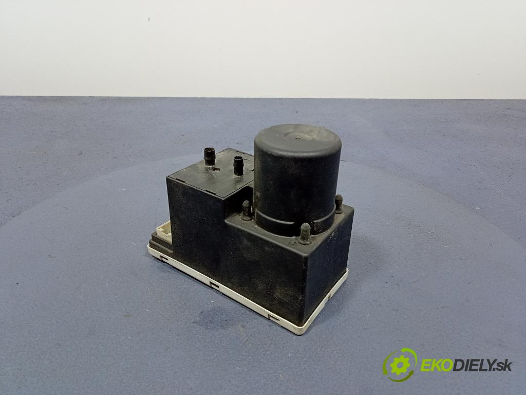 Audi A3 2002 čerpadlo Centrální Zámek 8D0862257E