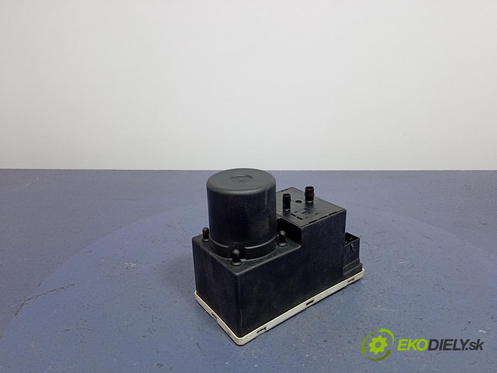 Audi A4 2001 čerpadlo Centrální Zámek 8D0862257