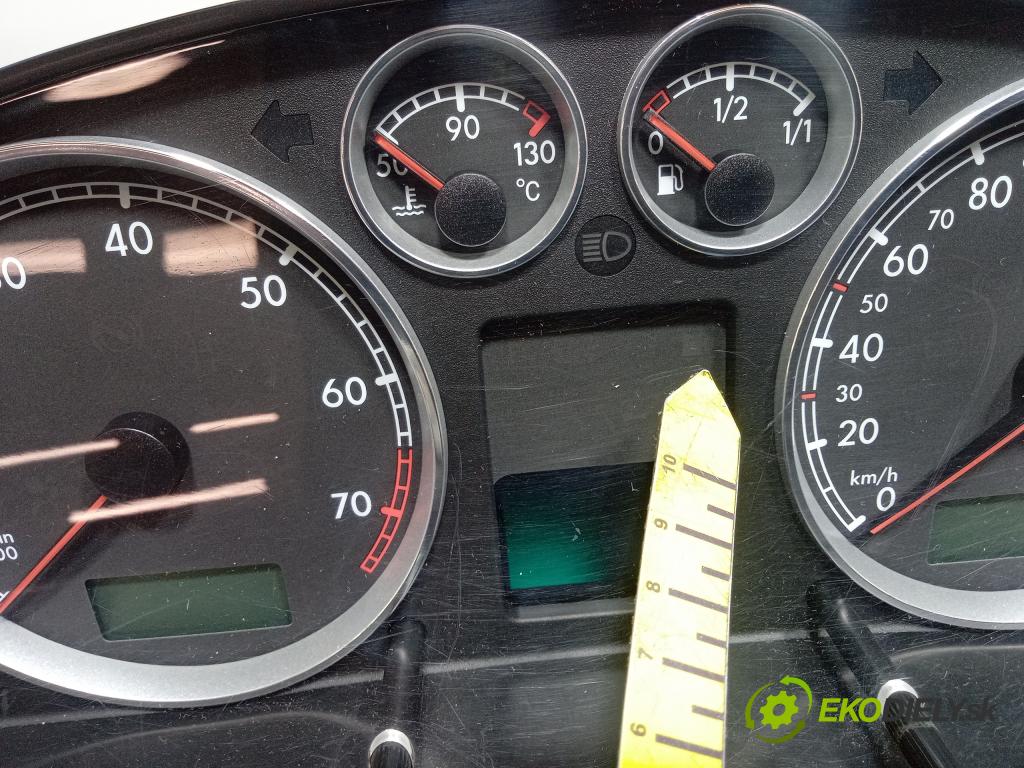 Volkswagen Passat 2005 prístrojovka/ budíky 3B0920829