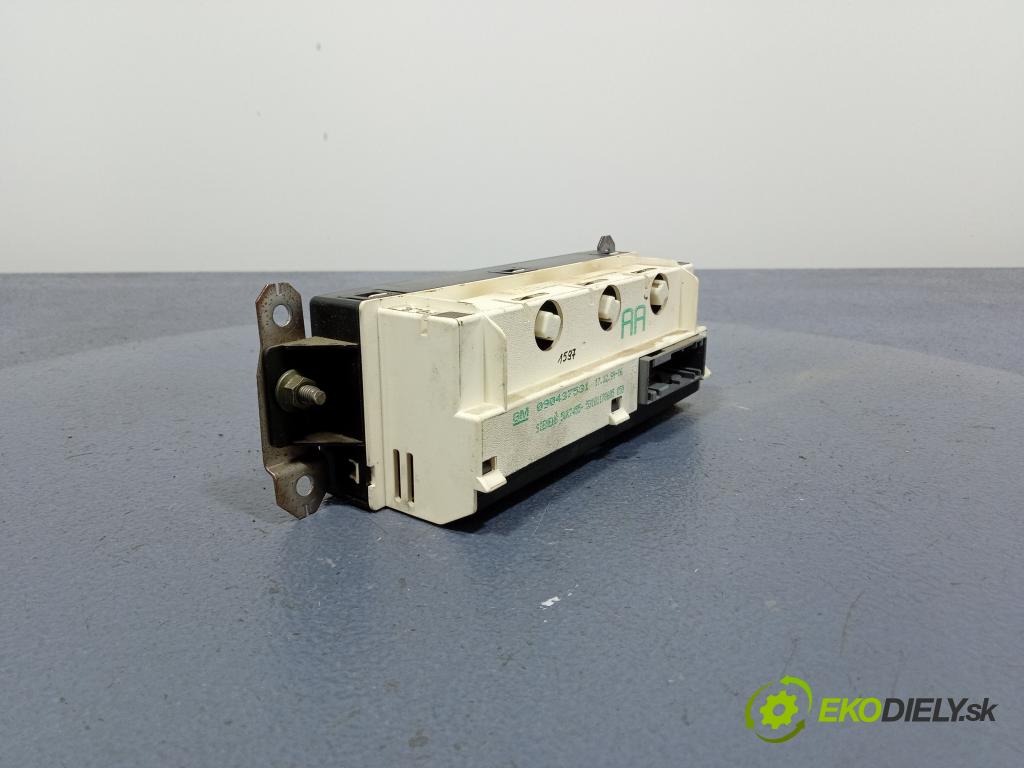 Opel Frontera 2000 displej Radio / GPS 090437531