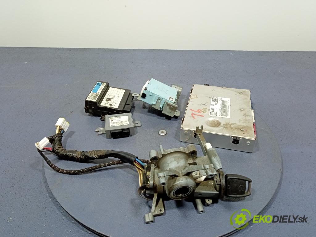 Opel Frontera 2000 řídící jednotka Motor: 8122006390