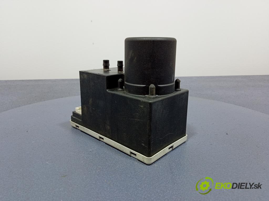 Audi A3 2003 čerpadlo Centrální Zámek 8D0862257B