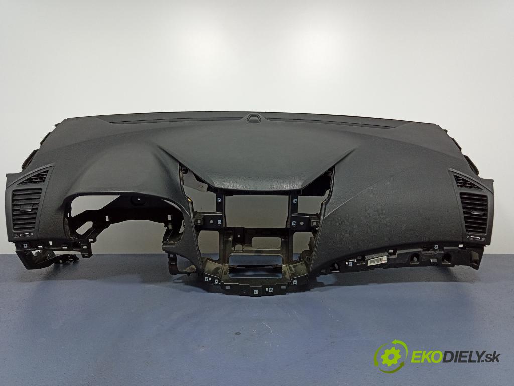 Hyundai I40 2011 kokpit,pristrojová doska 01