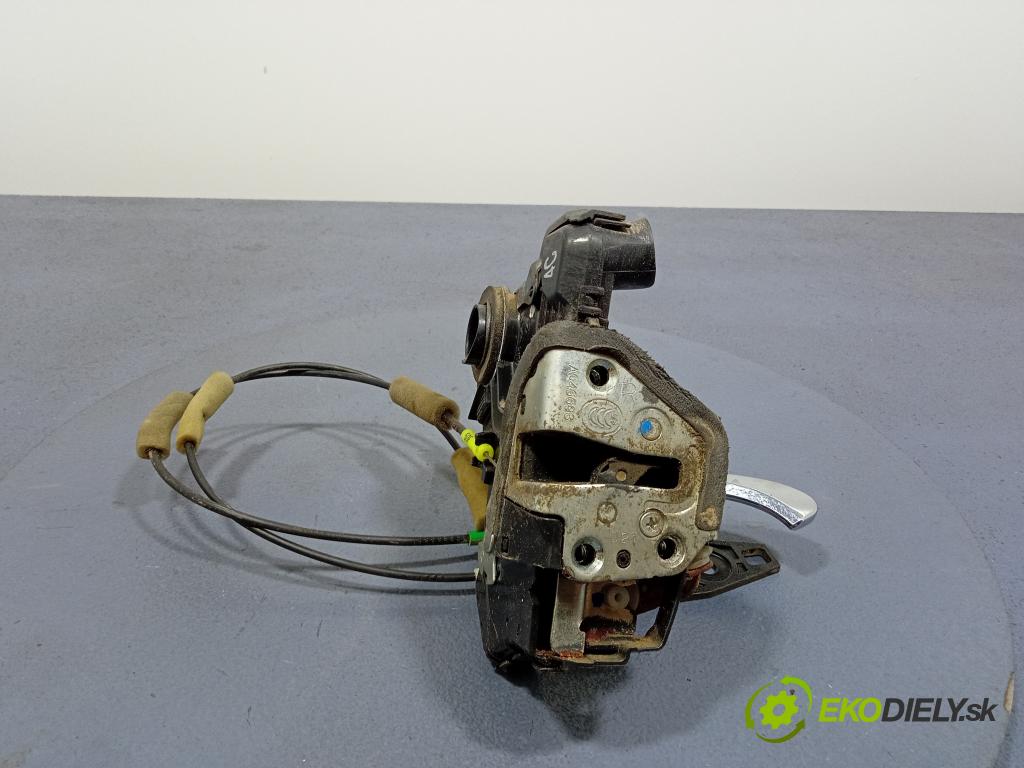 Toyota Camry 2007 zámek dveře před v pravo: 01