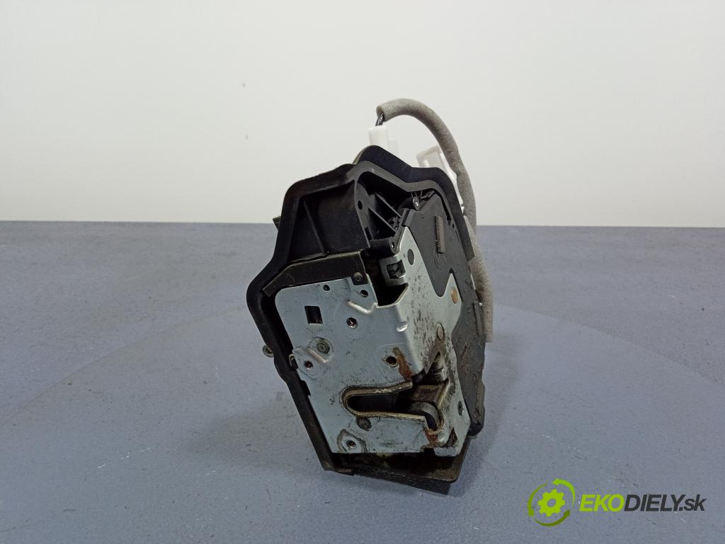 Bmw Seria 3 2002 zámek dveře před Levý: 8253431