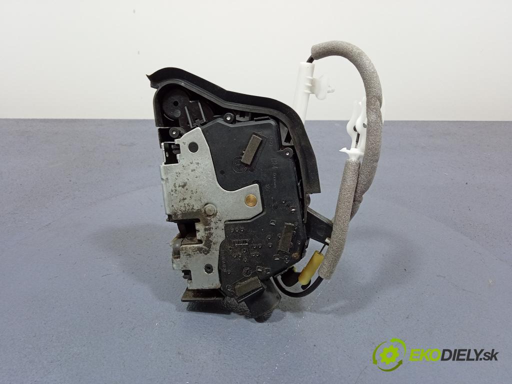 Bmw Seria 3 2002 zámek dveře před Levý: 8253431