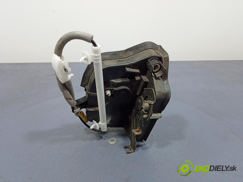 Bmw Seria 3 2002 zámek dveře před Levý: 8253431
